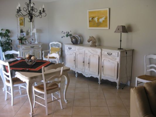 salle à manger relookée patiné blanc